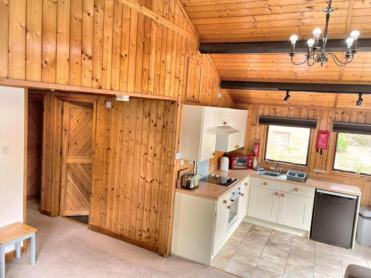 The Squirrel Lodge - Hot Tub - Pet Friendly - Pembrokeshire-Tenby Carmarthen Eksteriør bilde